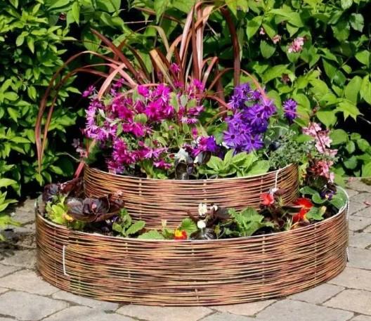 Плетень для клумбы своими руками: фото, как сплести ограждения из лозы, прутьев, досок, дерева