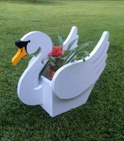 Клумба-лебедь своими руками для дачи: фото, чертежи, как сделать из шин, дерева, цемента