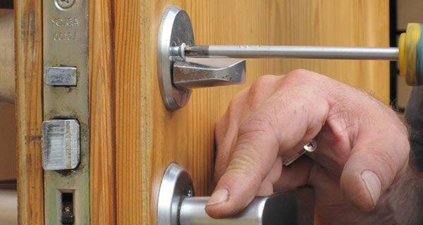 Утепление входных деревянных дверей для частного дома и квартиры