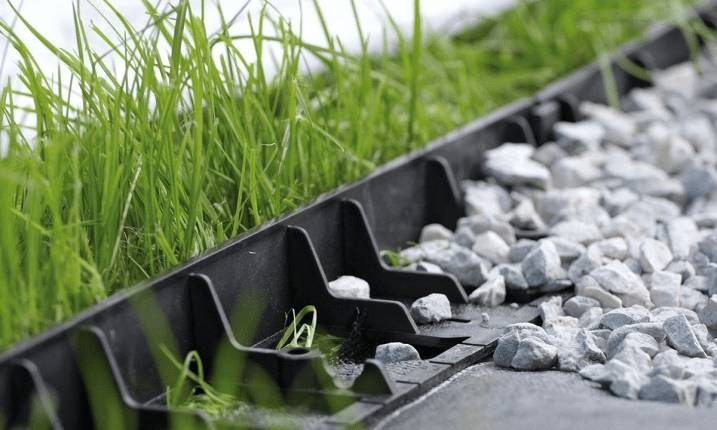 Грядки из бордюрной ленты: фото, как сделать, установка