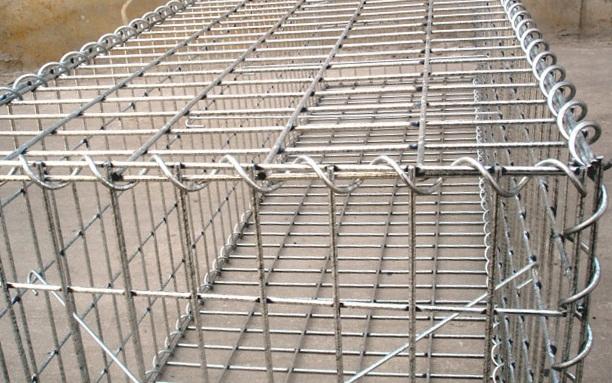 Габионы-клумбы своими руками: декорирование цветника из проволочной сетки и камней, фото