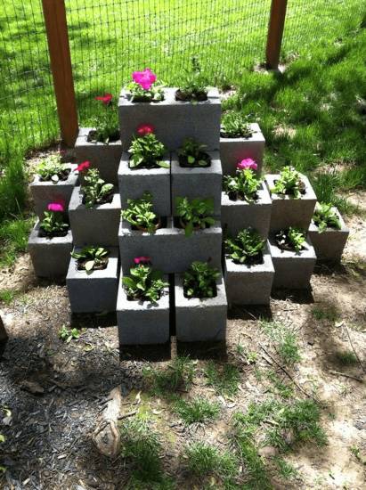 Клумбы из блоков своими руками: фото, как сделать из шлакоблоков, бетонных, строительных и пеноблоков