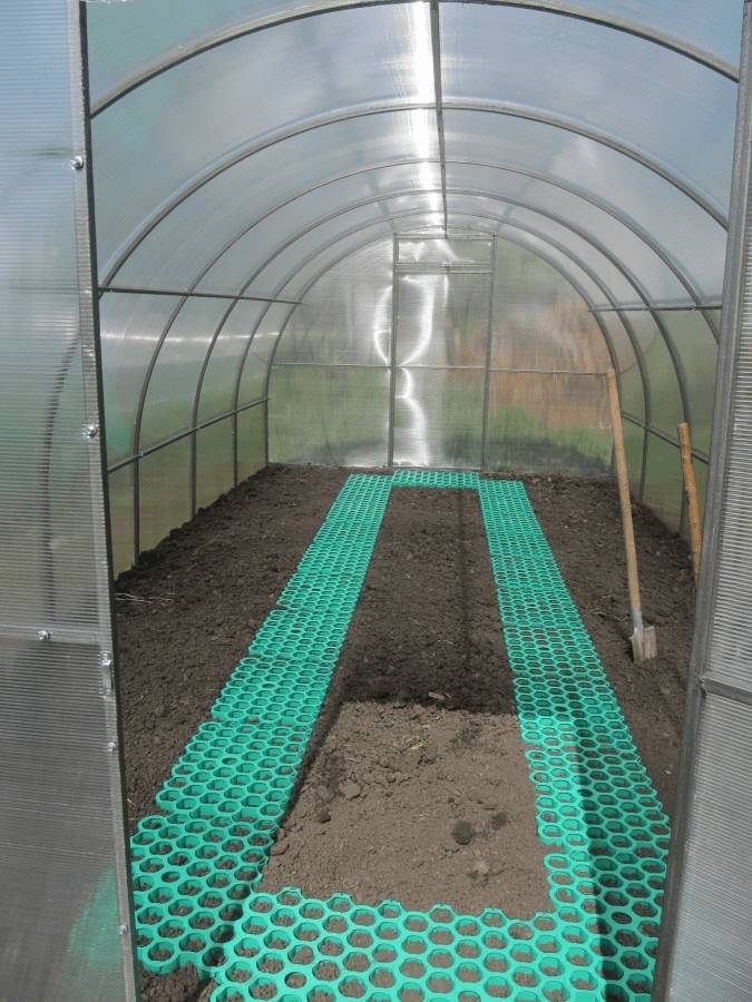 Как сделать дорожку в теплице между грядками своими руками