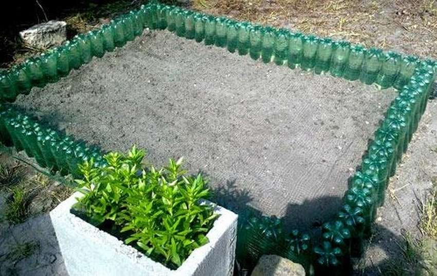Клумбы из пластиковых бутылок своими руками: фото + идеи по оформлению