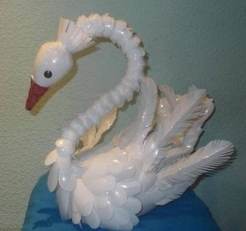 Лебедь из пластиковых бутылок: клумба, кашпо, для сада