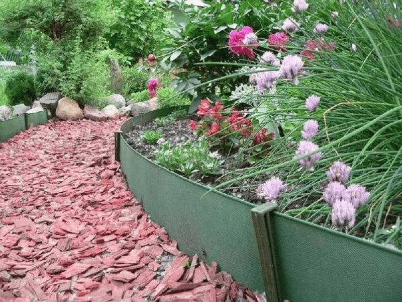 Грядки из бордюрной ленты: фото, как сделать, установка