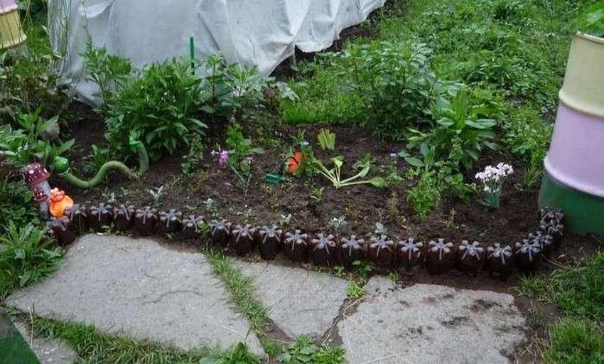 Клумбы из пластиковых бутылок своими руками: фото + идеи по оформлению