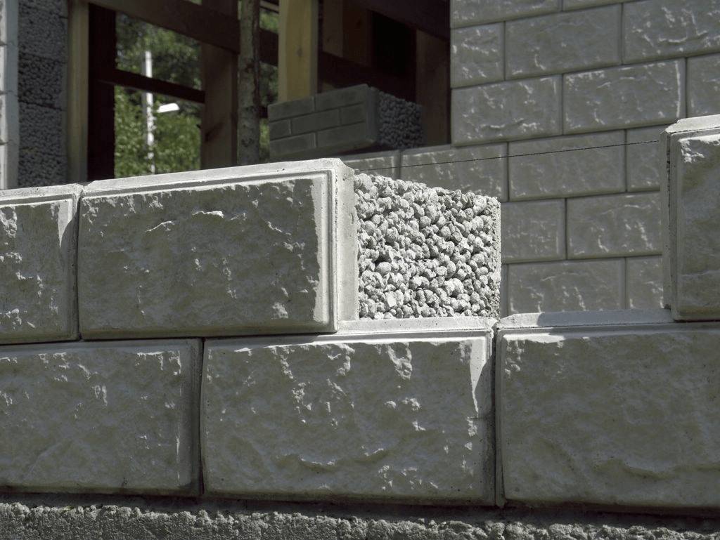 Клумбы из блоков своими руками: фото, как сделать из шлакоблоков, бетонных, строительных и пеноблоков