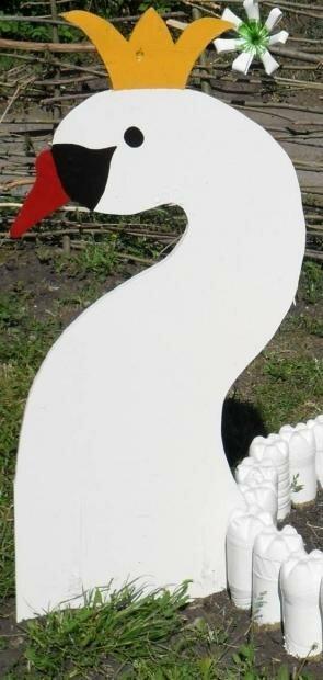 Клумбы из пластиковых бутылок своими руками: фото + идеи по оформлению