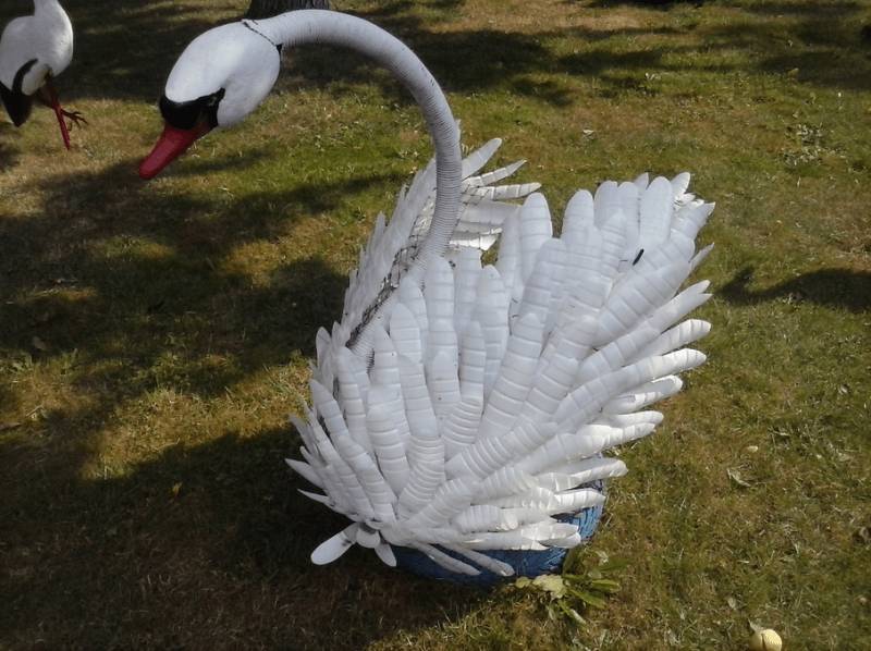 Лебедь из пластиковых бутылок: клумба, кашпо, для сада