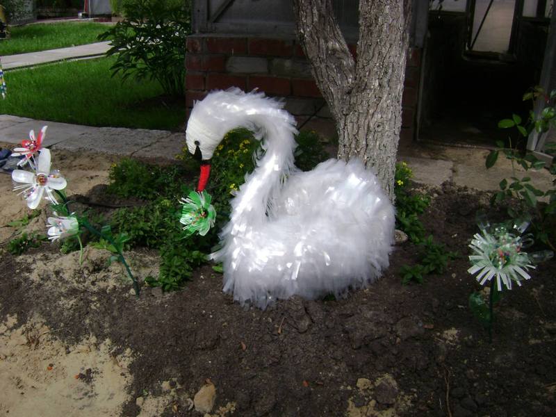 Лебедь из пластиковых бутылок: клумба, кашпо, для сада