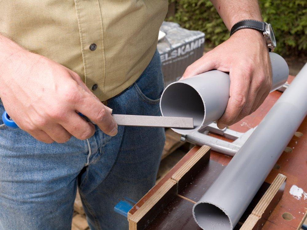 Вертикальные клумбы своими руками из подручных средств: фото, цветник из сетки, трубы, покрышек