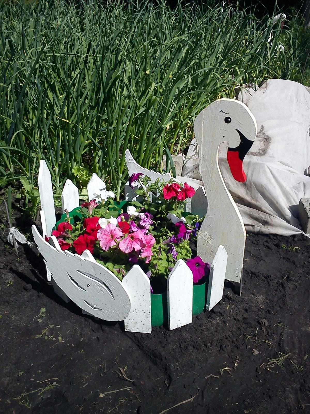 Декоративная клумба из дерева своими руками: фото, как сделать из брусков, обрезков досок, чертежи, идеи на даче