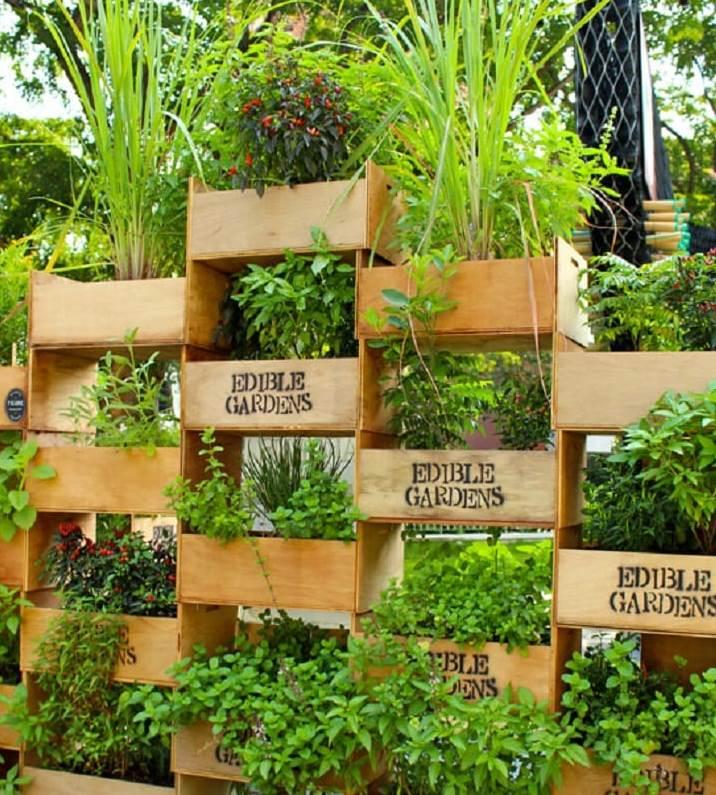 Вертикальные клумбы своими руками из подручных средств: фото, цветник из сетки, трубы, покрышек