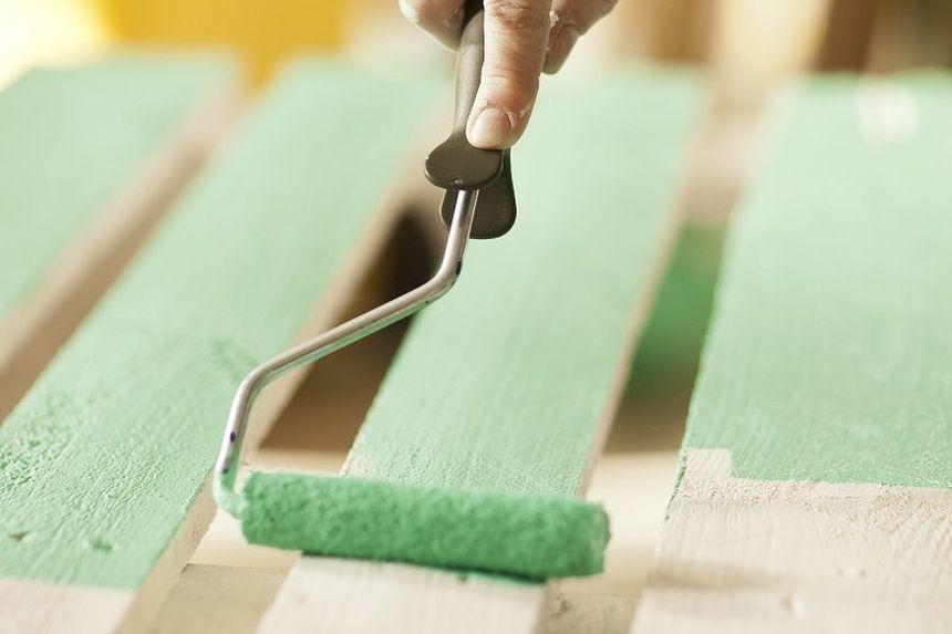 Вертикальные клумбы своими руками из подручных средств: фото, цветник из сетки, трубы, покрышек