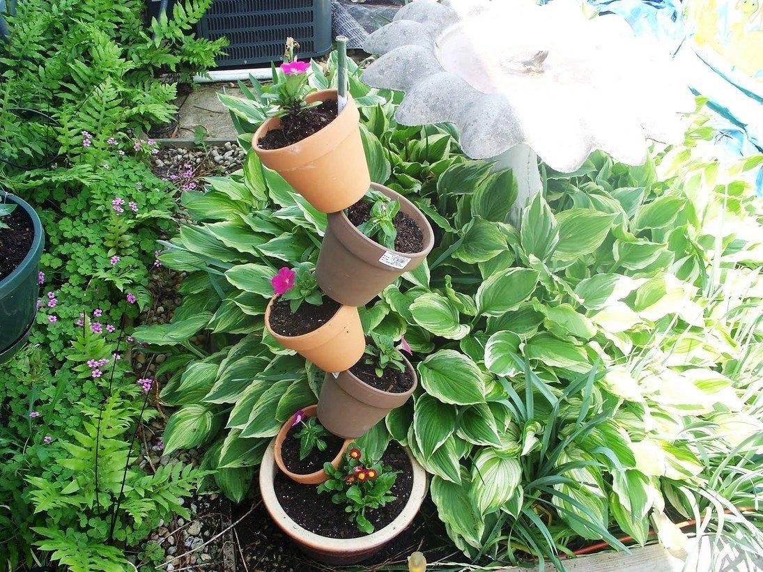 Вертикальные клумбы своими руками из подручных средств: фото, цветник из сетки, трубы, покрышек