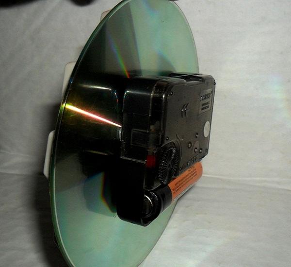 как можно использовать старые диски часы из дисков своими руками