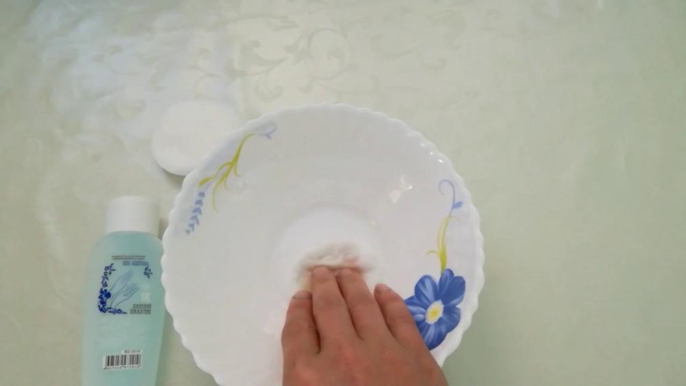 убрать наклейки с мебели