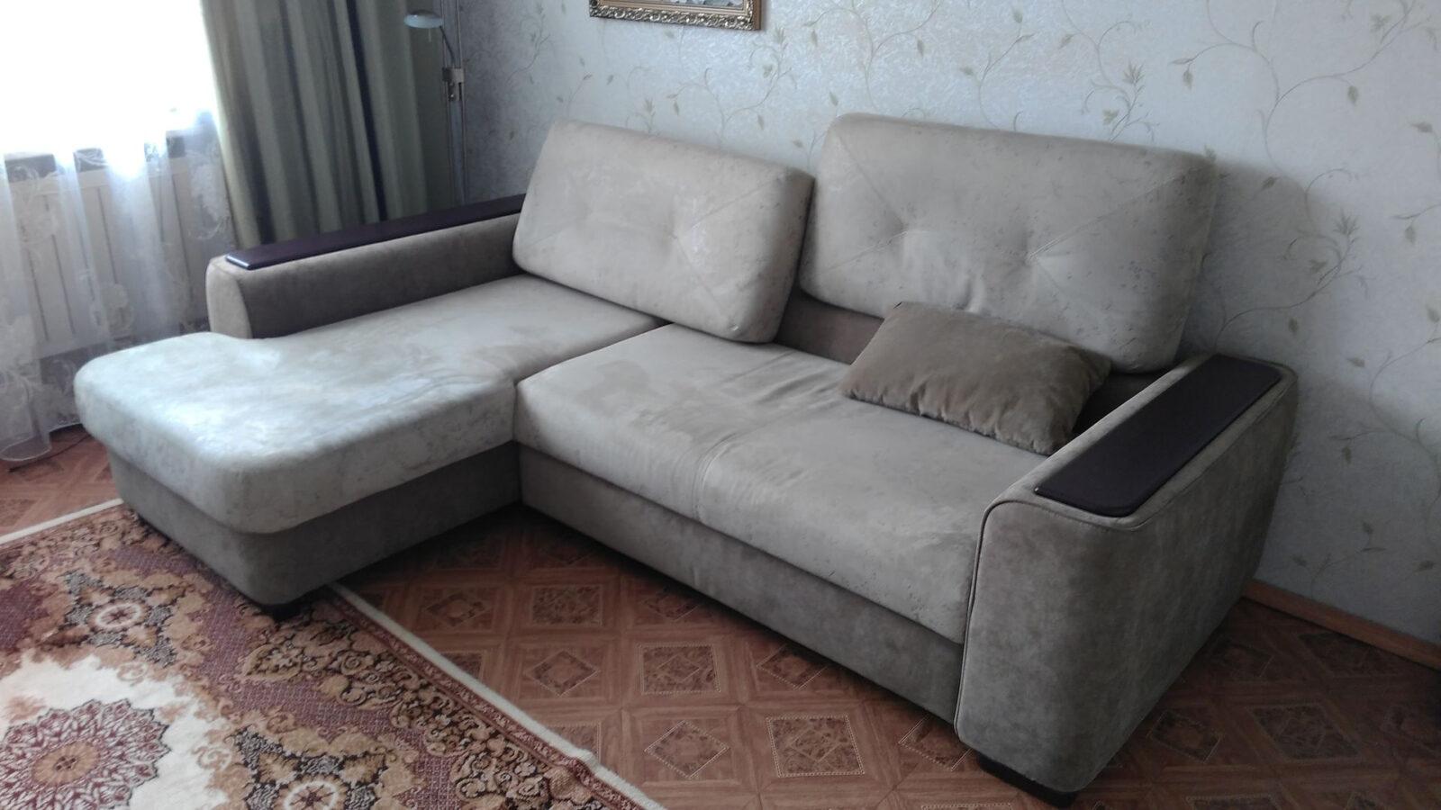 как отмыть кровь с дивана