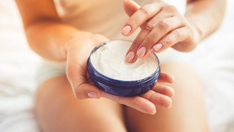 Удаление следов шариковой ручки с кожи при помощи крема чем оттереть ручку с кожи дивана