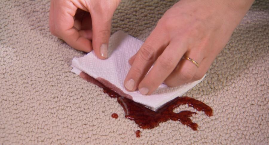 пятна крови на диване