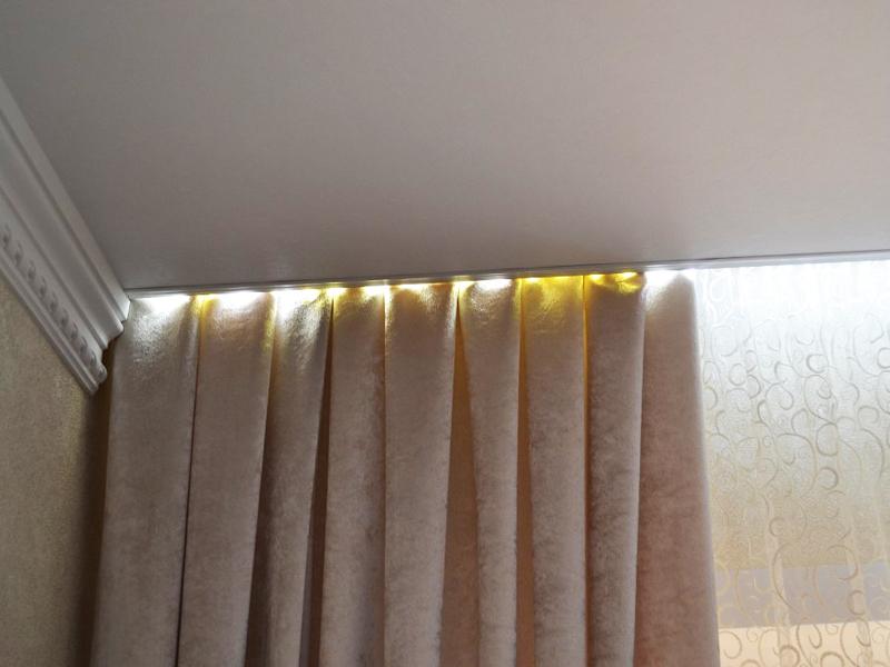 гардины лучше при натяжном потолке