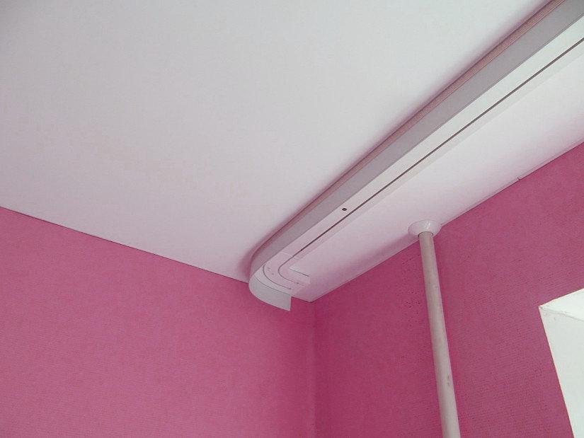 установить карниз на натяжной потолок