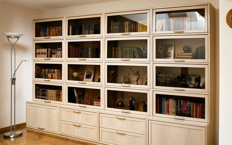 книжный шкаф со стеклянными дверцами (главный ключ)