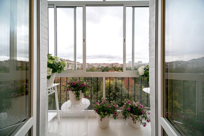 шторы для гостиной с балконом