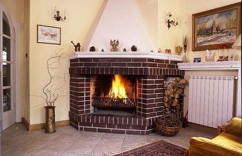 дизайн гостиной в доме с камином