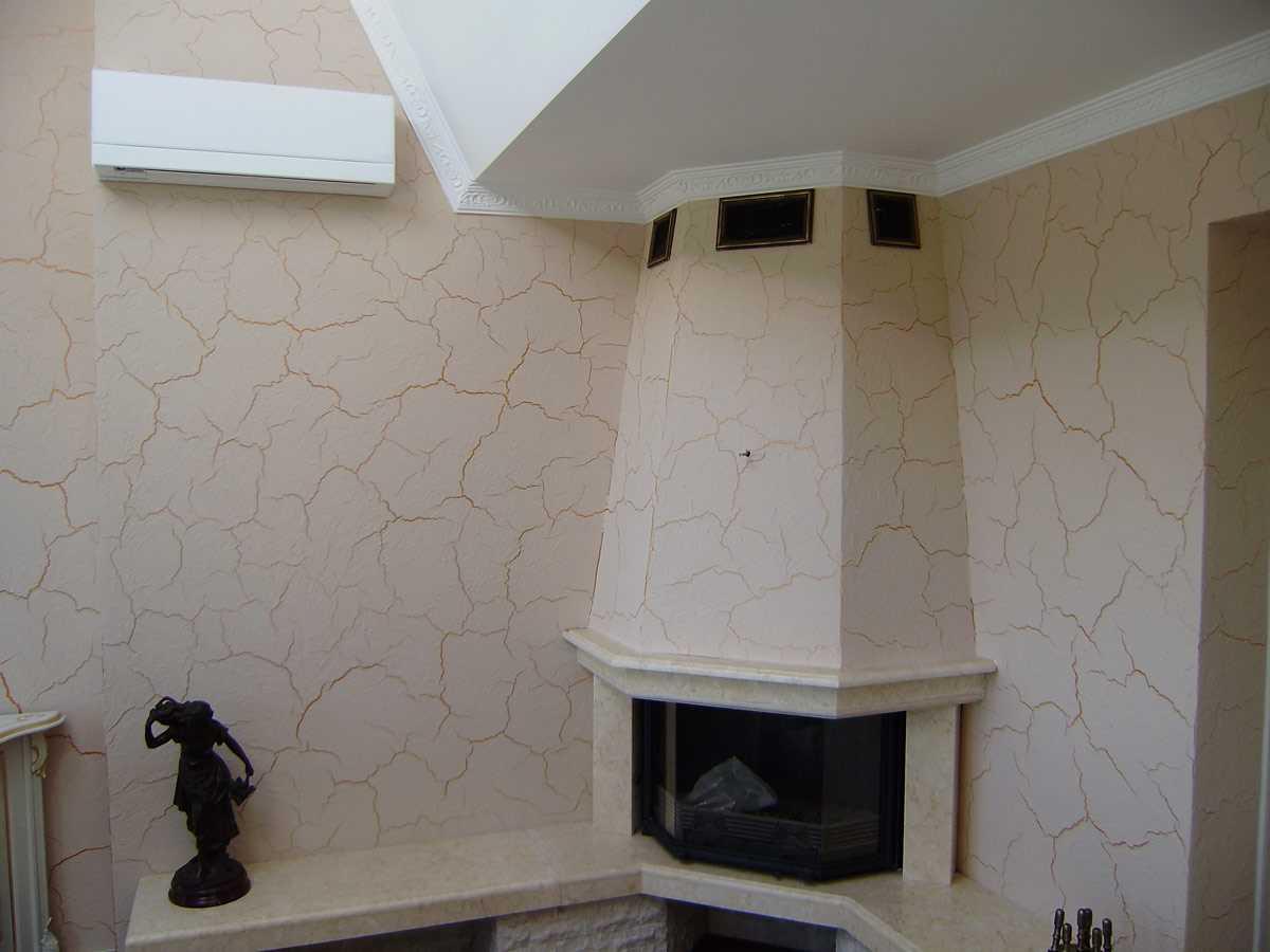 дизайн гостиной в доме с камином