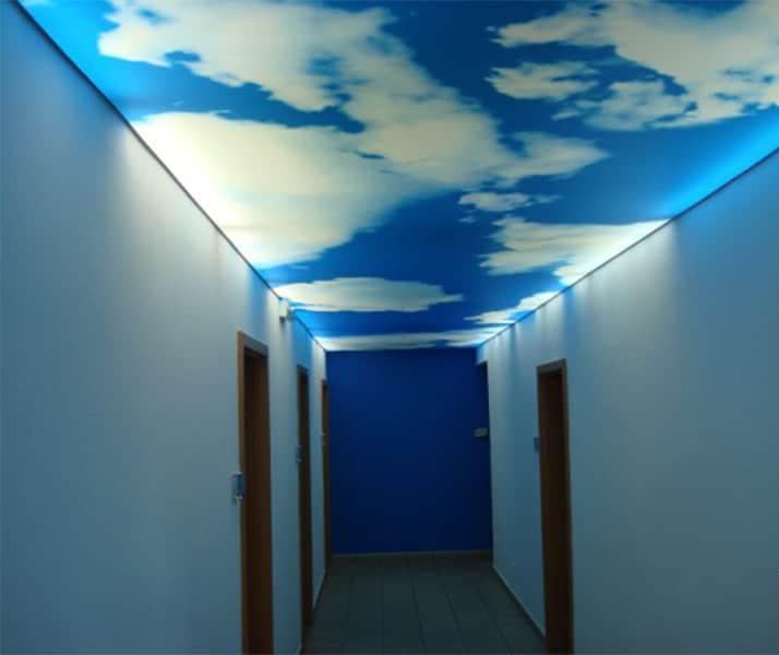 светящийся потолок свет в коридоре и прихожей