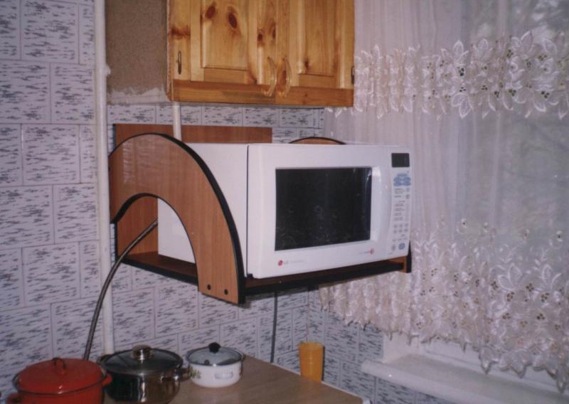 повесить микроволновку на стену