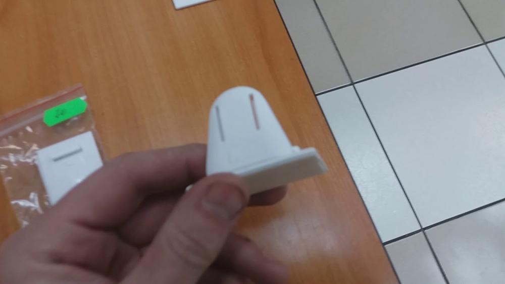 1000 Кронштейн для установки рулонных штор на скотч