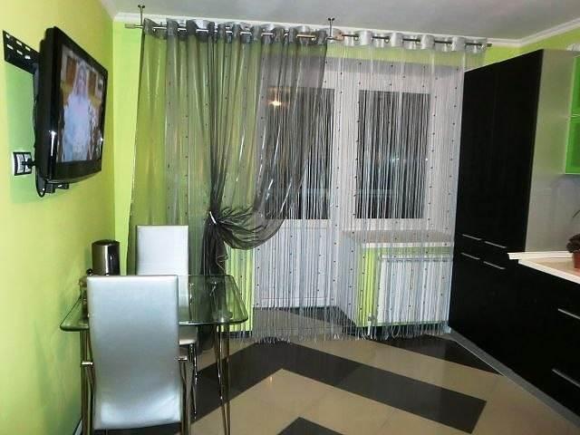 серые шторы в интерьере гостиной