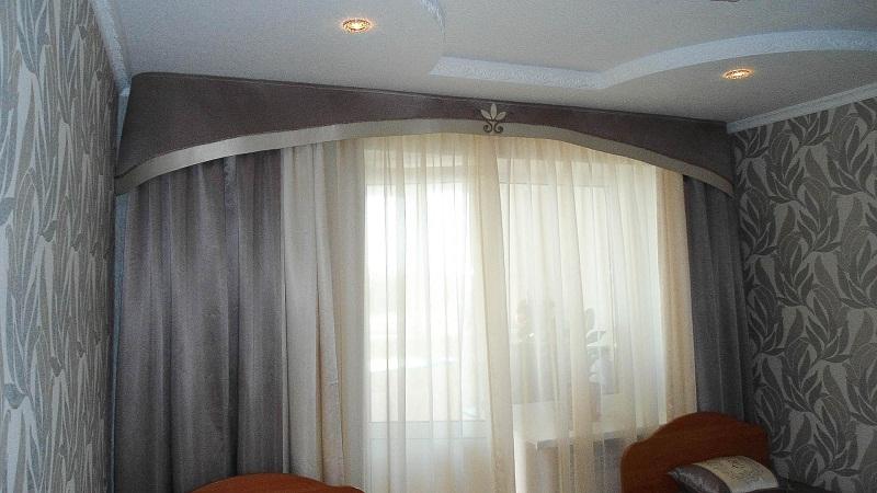 800 Шторы в спальню на потолочном карнизе, правила для выбора и ухода