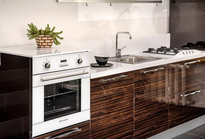 ustanovka-duhovogo-shkafa-vstraivaemogo-svoimi-rukami-8