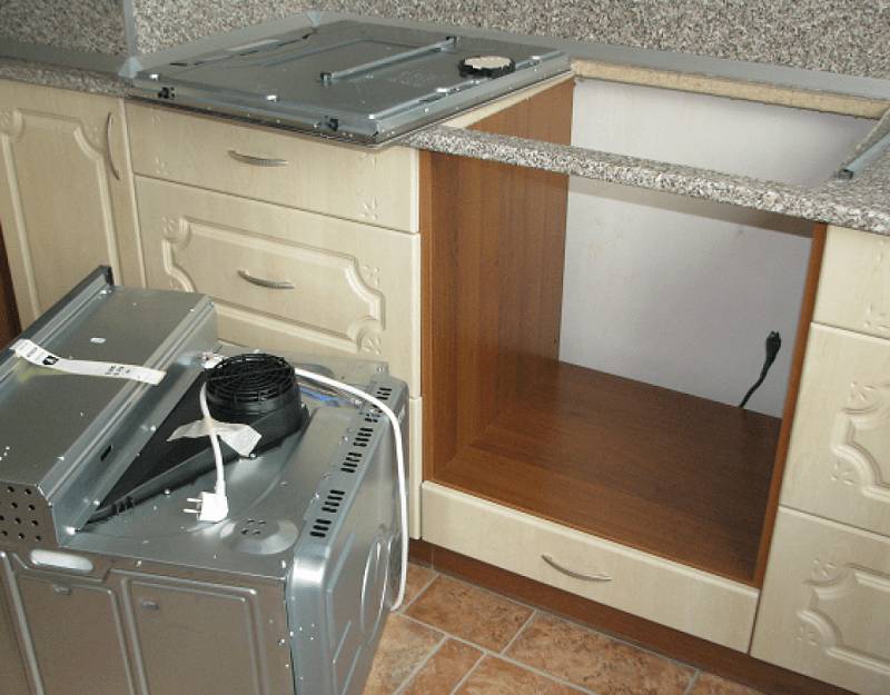 ustanovka-duhovogo-shkafa-vstraivaemogo-svoimi-rukami-12